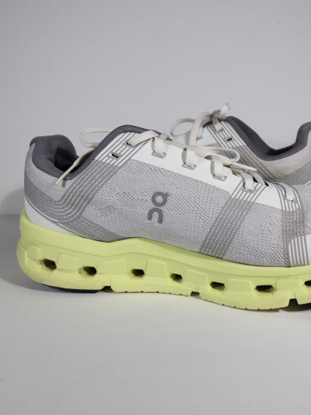 Men's Size 9 On Cloudgo Running Shoes Frost/Hay 55.98234 Pre Owned - Picture 4 of 11